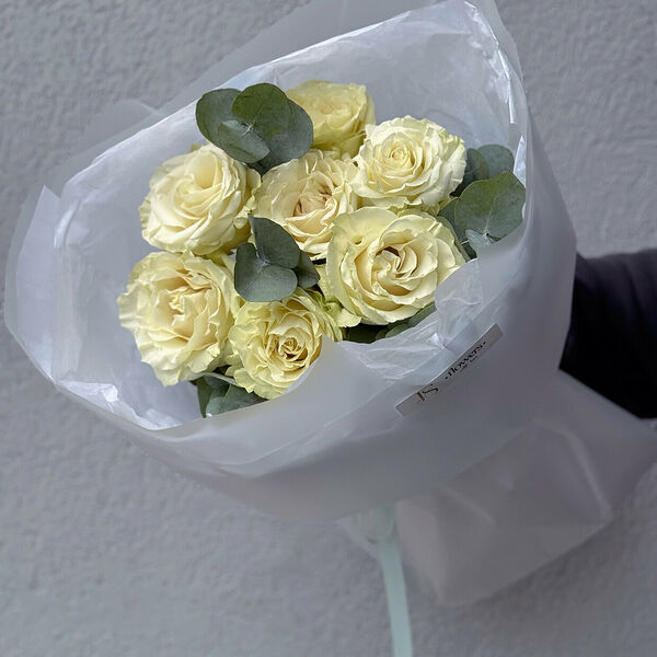 Стильный букет из белых роз