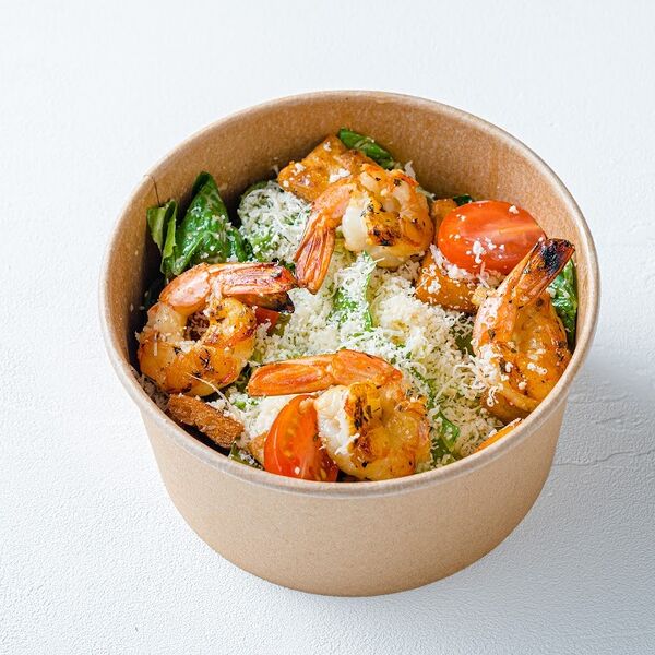 Салат Цезарь с сувлаки из креветок