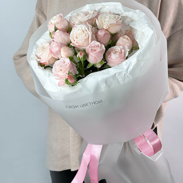 Небольшой букет из кустовой пионовидной розы