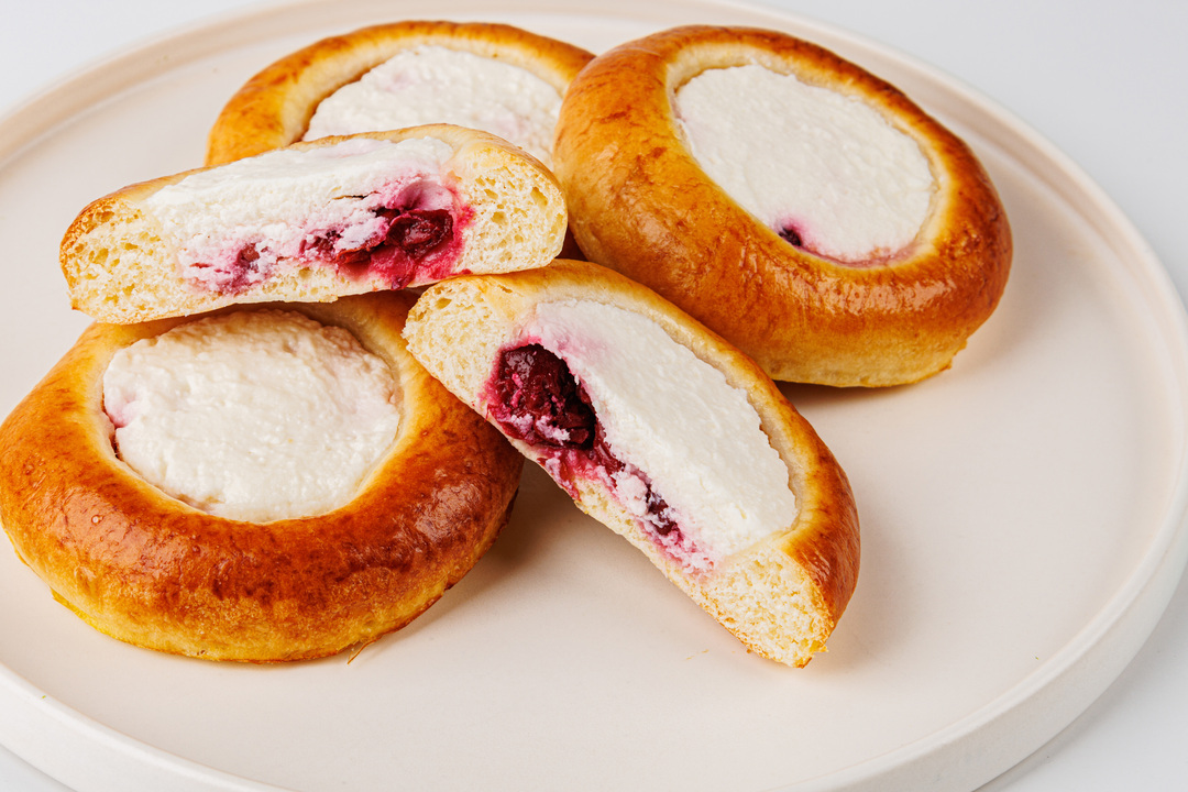 

Ватрушки-мини ВкусВилл с творогом и вишней 4 шт, 200 г