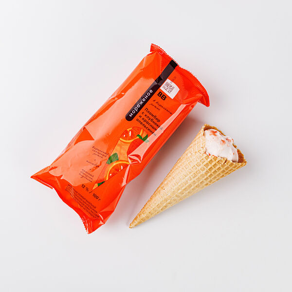 Пломбир ВкусВилл с красным апельсином и клубникой в вафельном рожке