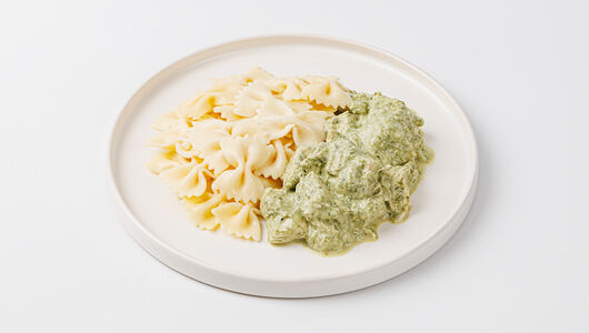 Паста с курицей в сливочном соусе Песто