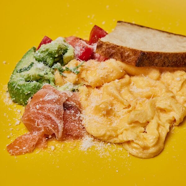 Скрембл с лососем, авокадо, томатом и пармезаном