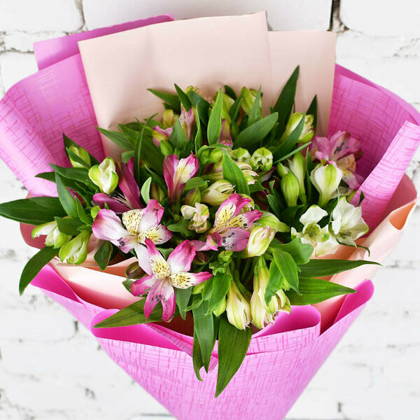 Букет 9 альстромерий микс в упаковке