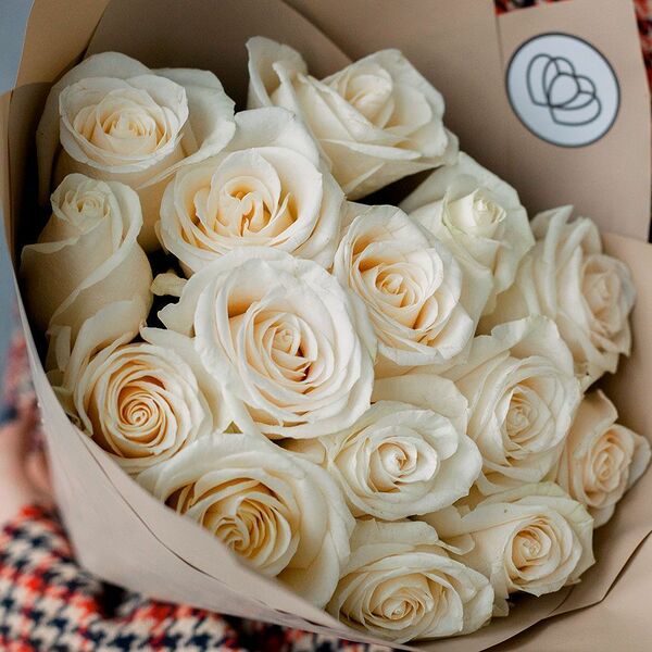 Букет из 15 белых роз 50-60 см (Эквадор) в кремовой пленке