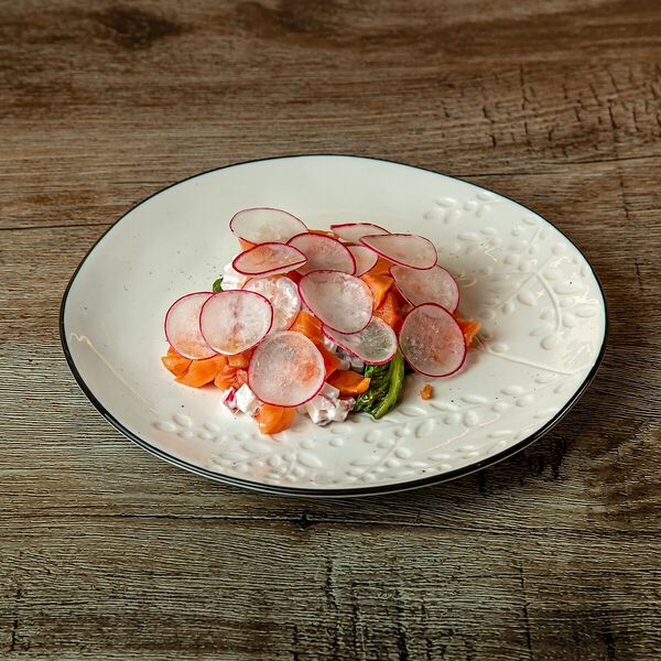 Подкопченная семга, романо на гриле, сметана и редис