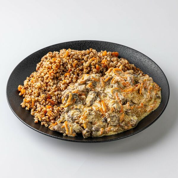 Говядина в сливочном соусе с гречкой, 850 г