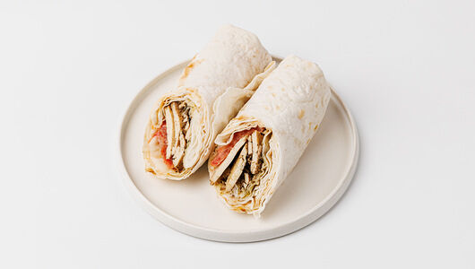 Сэндвич ролл с овощами и тофу под соусом 