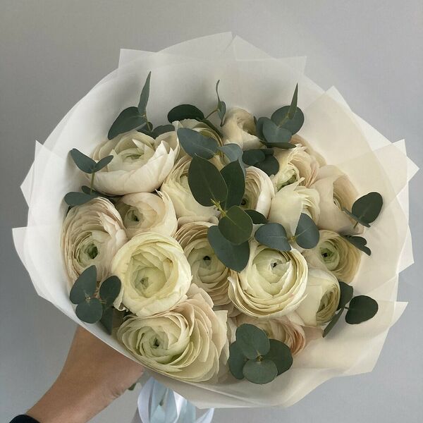 19 ранункулюсов ханой с эвкалиптом