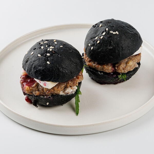 Мини-бургеры с котлетой из свинины и говядины, камамбером и брусничным соусом 145г