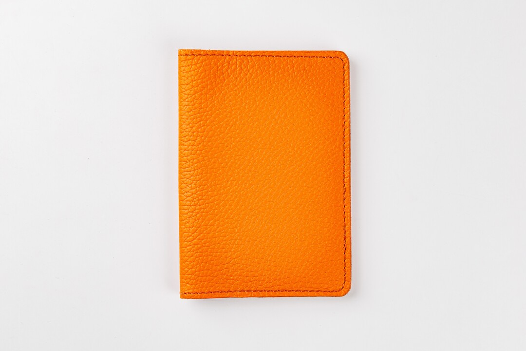 

Обложка для паспорта из натуральной кожи оранжевый