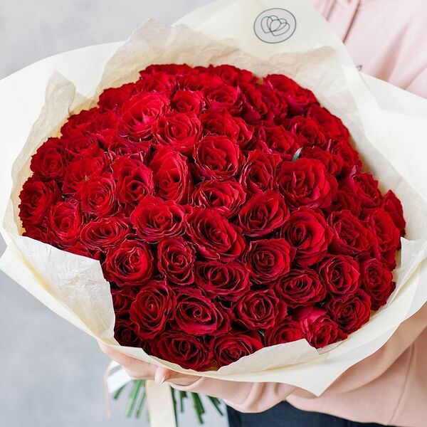 Букет из 65 красных роз 40 см (Кения) в кремовой пленке