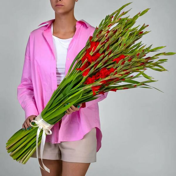 29 ярко-красных гладиолусов