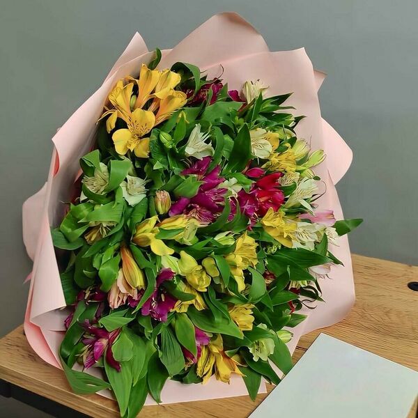 Букет из 29 альстромерий