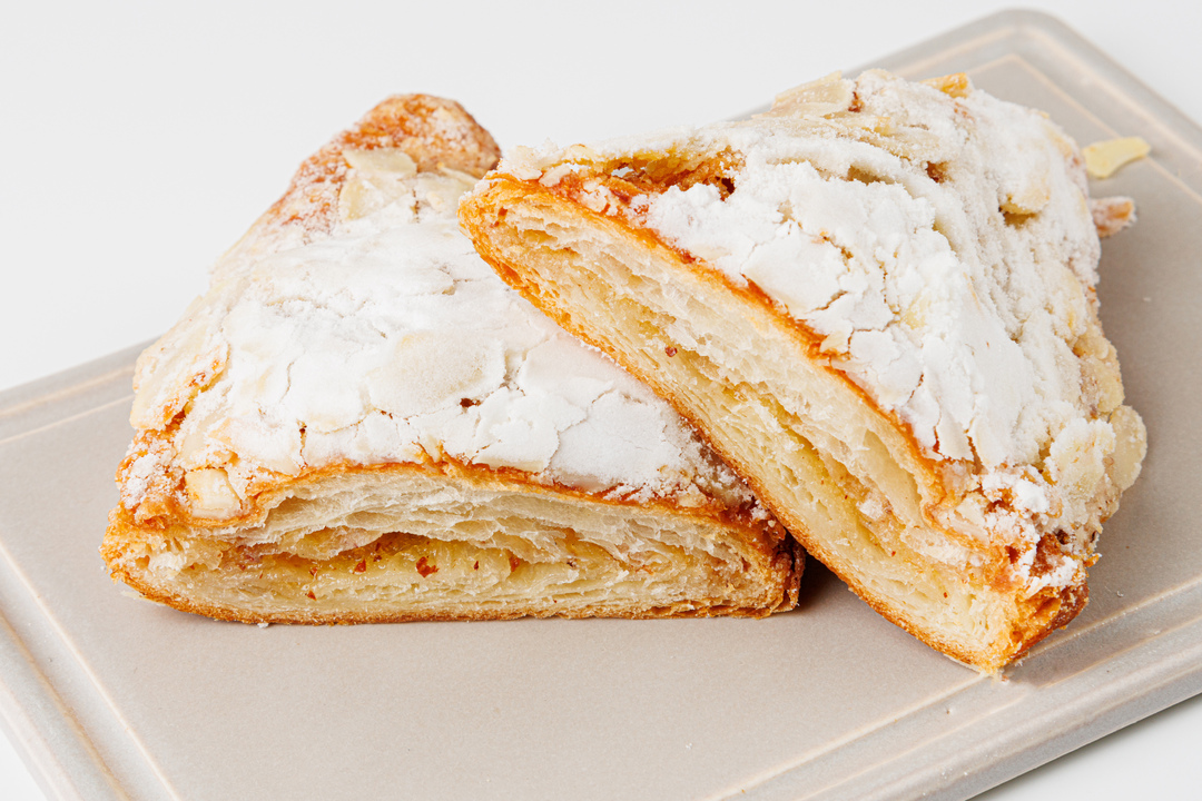 

Круассан миндальный. Пекарня