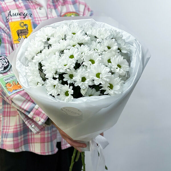 Нежный белый букет кустовых хризантем в упаковке (Размер S)