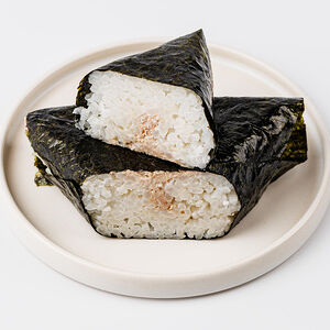 Онигири с тунцом в майонезе