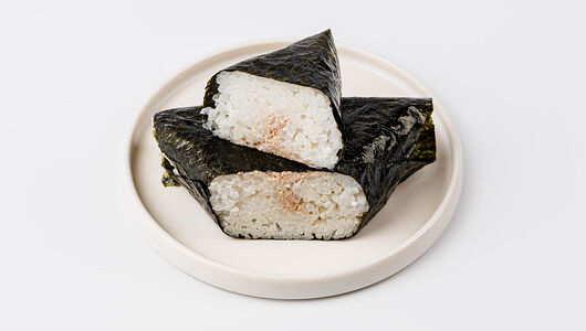 Онигири с тунцом в майонезе