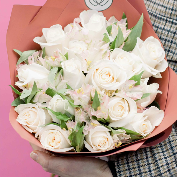 Букет из 15 белых роз Vendela 50 см (Эквадор) и 10 розовых альстромерий в розовой пленке