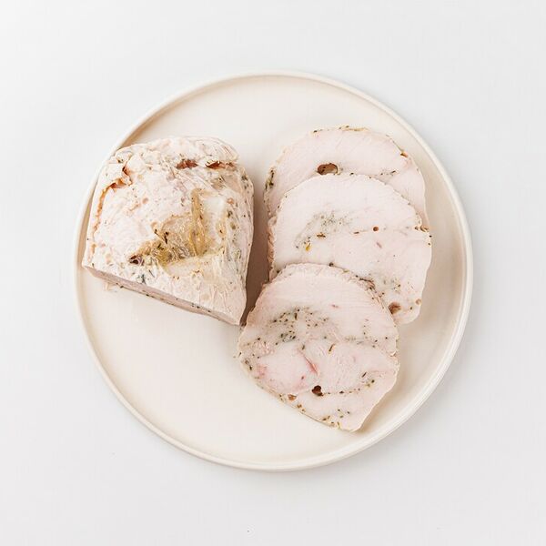 Рулет из куриной грудки с травами 