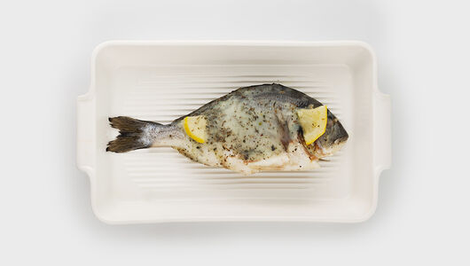 Дорада в оливковом масле с пряностями