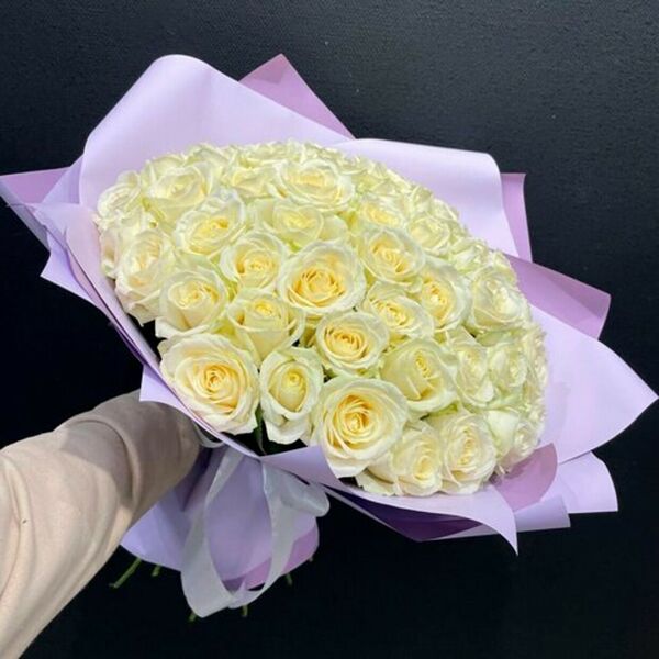 Букет из 51 белой розы в оформлении