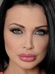 Жасырын камераға зәр шығаруда әйел