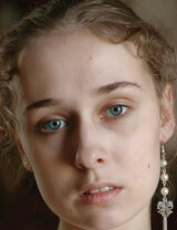 Қыздың мысығынан сперматозоид ағады, қыз оны жалайды