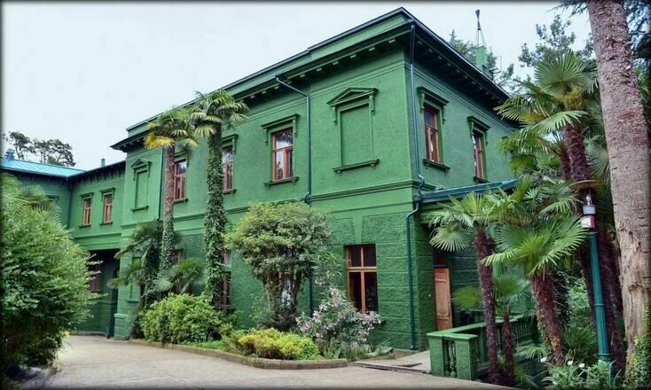 Тёмно-зелёный фасад двухэтажного здания дача Сталина