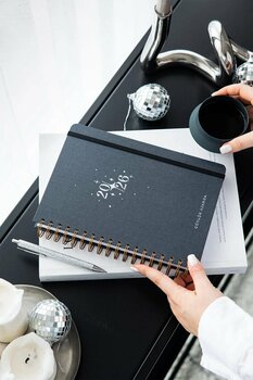 PAPERORA 2026 Spiralli Günlük Ajanda 12 Aylık 17x24 Kir ve Suya Dayanıklı Sert Kapak Füme