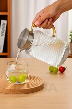 1500 Ml Borosilikat Cam Çizgili Sürahi Süzgeçli Metal Kapaklı, Isıya Dayanıklı Şık Tasarım