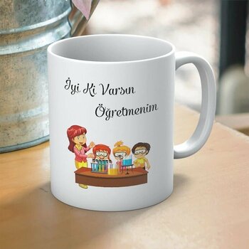 İyi Ki Varsın Öğretmenim Yazılı Öğretmenler Günü Hediyelik Baskılı Kupa Beyaz