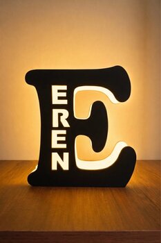 Runc Design Kişiye Özel İsimli LED Işıklı Ahşap Harf Lamba – Baş Harf Tasarımlı Dekoratif Gece Lambası