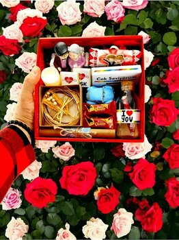 Sevgiliye Sevgililer Günü Hediyesi Lüks Kare Kutuda Hediye Seti 14 Şubat Sepeti Paketi