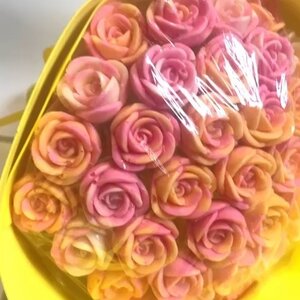 37 шоколадных роз от TDNebykovA 🌹 Бело-розовое сочетание бутонов в сочной лимонной упаковке! 💛 Сладкие букеты из прем…