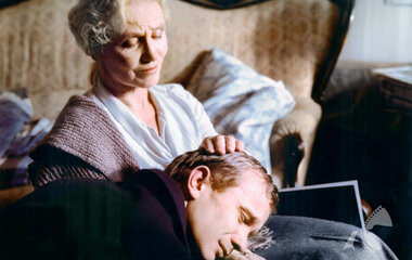 Әйелдің жыныс мүшелерінің ішіндегі жыныс мүшесінің каммингінің онлайн порно видеосы