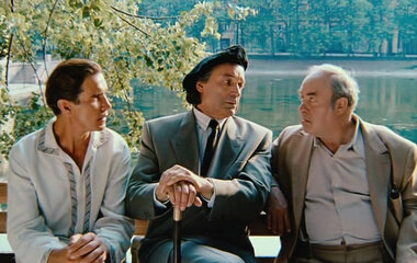 Ұйықтап жатқан жалаңаш әйелін түсіреді