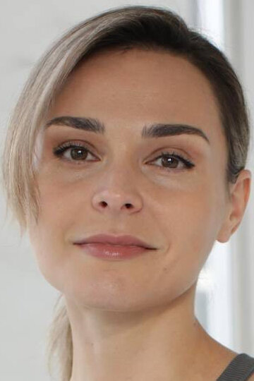 Төбедегі жалаңаш қыздың суреті