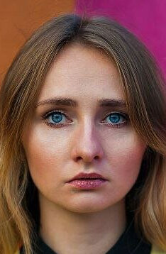 Uyda yalangoch holda shahvoniy tola ayol suratga tushadi.