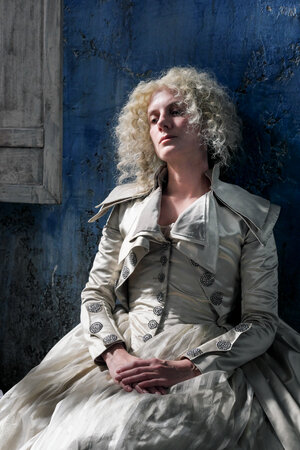 Падение короны кадр 2 онлайн-кинотеатр Эмбликс