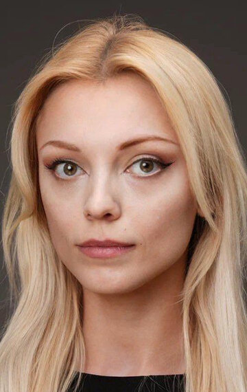 Ол әйелдерге бұталардың арасында жұлқылайды.