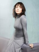 Қыз жыныс мүшесін тексереді