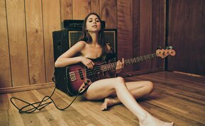 Keksa odamning qizga qol tegizish surati