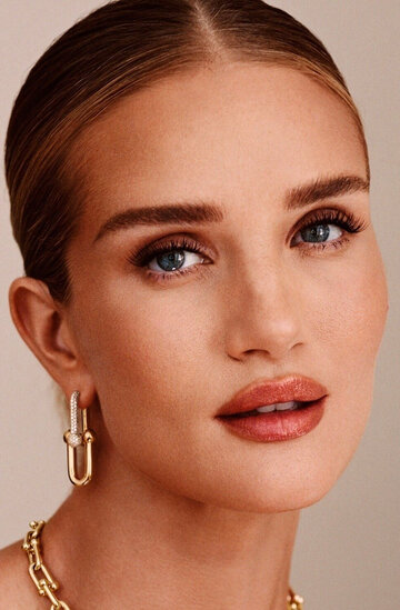 Видеоны жалаңаш Рози Хантингтон Уайтли көру