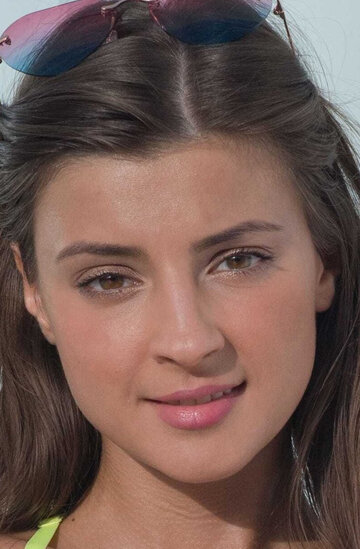 Пирсингпен жалаңаш әйелдің суреті