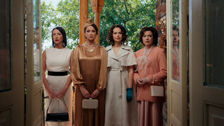 Мас әйелдің трафиктеніп жатқан суреті