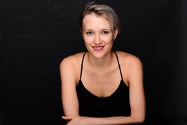 Playboyda yalangoch Karmen Elektra