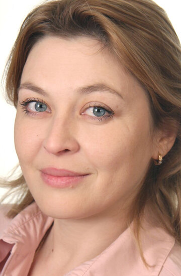 Үлкен кеуделі өте арық қыз