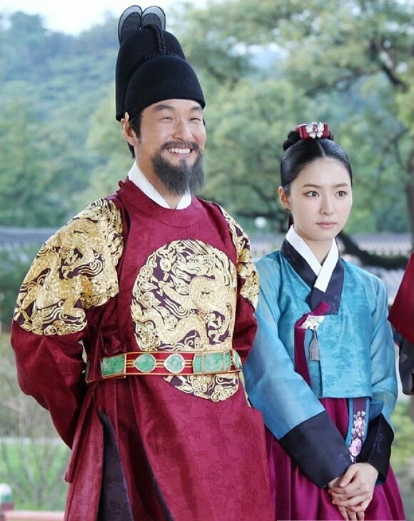 дерево с глубокими корнями