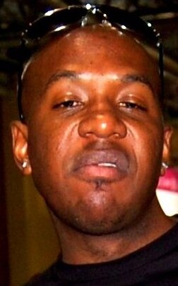 Ол орындықта сорды